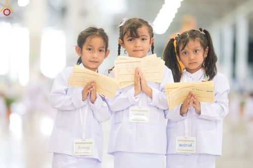 ภาพ No.89553:พิธีตักบาตร ข้าวสารอาหารแห้ง พิธีบูชาข้าวพระ และพิธีจุดเทียนใจ ไฟนิรันดร์  อนันตชัย ณ สภาธรรมกายสากล วัดพระธรรมกาย วันอาทิตย์ที่ 1 ตุลาคม พ.ศ. 2566