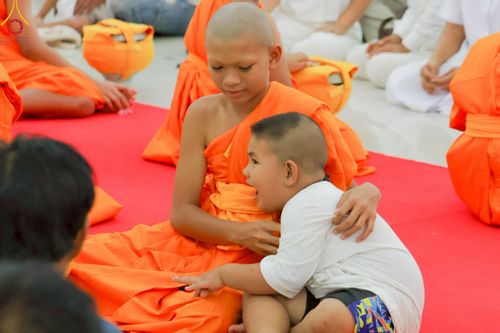 ภาพ No.216303:วันเสาร์ที่ 5 เมษายน พ.ศ. 2568 พิธีตัดปอยผม พิธีขอขมาผู้ปกครอง พิธีขอขมามอบผ้าไตร พิธีบรรพชา พิธีถวายบาตรสามเณร ณ ศูนย์ปฏิบัติธรรมและศูนย์อบรมเยาวชนเพชรบุรี ต.ท่าแลง อ.ท่ายาง จ.เพชรบุรี