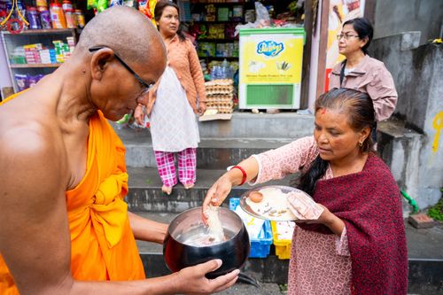 ภาพ No.317149:วันจันทร์ที่ 30 มีนาคม พ.ศ.2569 จาริกบิณฑบาตสยมภูนาทสู่พระราชวังหนุมานโดกา ประเทศเนปาล