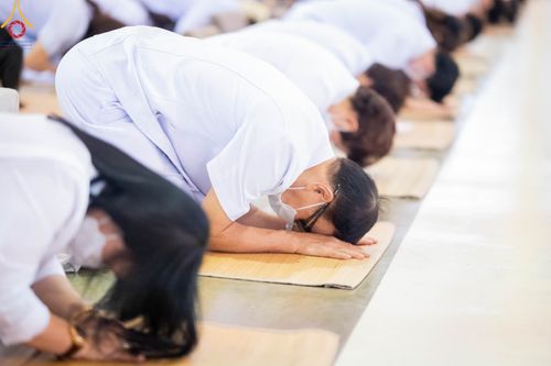 ภาพ No.105518:พิธีปฏิบัติธรรมและพิธีบูชาข้าวพระ ในวันจันทร์ที่ 1 มกราคม พ.ศ. 2567 ณ สภาธรรมกายสากล วัดพระธรรมกาย