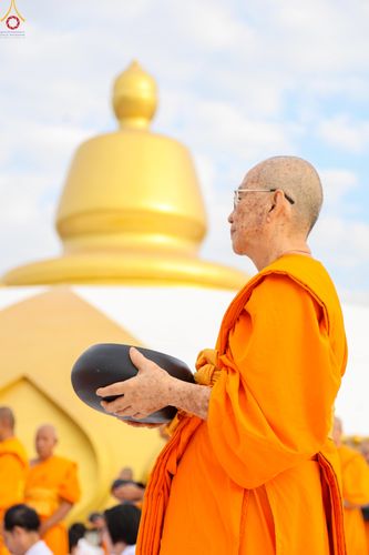 ภาพ No.302643:วันที่ 24 มกราคม พ.ศ. 2569 พิธีตักบาตรพระธรรมยาตรา(ภาพชุดที่ 2) ณ อนุสรณ์สถานลำดับที่ 5 สถานที่เผยแผ่วิชชาธรรมกายครั้งแรก อนุสรณ์สถานบางปลา วัดบางปลา อำเภอบางเลน จังหวัดนครปฐม ในโครงการธรรมยาตรา กตัญญูบูชา มหาปูชนียาจารย์ พระมงคลเทพมุนี(สด จนฺทสโร) พระผู