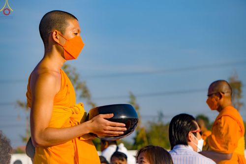 ภาพ No.74805:พิธีตักบาตรพระธรรมยาตราฯ ในโครงการธรรมยาตรากตัญญูบูชา มหาปูชนียาจารย์ พระมงคลเทพมุนี(สด จนฺทสโร) พระผู้ปราบมาร ปีที่ 11 ณ อนุสรณ์สถานลำดับที่ 5 สถานที่เผยแผ่วิชชาธรรมกายครั้งแรก อนุสรณ์สถานบางปลา วัดบางปลา อ.บางเลน จ.นครปฐม วันที่ 29 มกราคม พ.ศ. 2566
