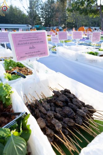 ภาพ No.71387:พิธีถวายภัตตาหารเป็นสังฆทาน แด่คณะพระธรรมยาตราฯ ในโครงการธรรมยาตรากตัญญูบูชา มหาปูชนียาจารย์ พระมงคลเทพมุนี(สด จนฺทสโร) พระผู้ปราบมาร อนุสรณ์สถาน 7 แห่ง ปีที่ 11 วันที่ 15 มกราคม พ.ศ. 2566