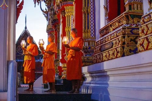 ภาพ No.73462:พิธีจุดประทีปถวายเป็นพุทธบูชา และบูชาธรรมมหาปูชนียาจารย์ ในโครงการธรรมยาตรากตัญญูบูชา มหาปูชนียาจารย์ พระมงคลเทพมุนี(สด จนฺทสโร) พระผู้ปราบมาร ปีที่ 11 ณ อนุสรณ์สถานลำดับที่ 4 สถานที่เกิดด้วยกายธรรม วัดโบสถ์ (บน) บางคูเวียง อ.บางกรวย จ.นนทบุรี วันที่ 21 