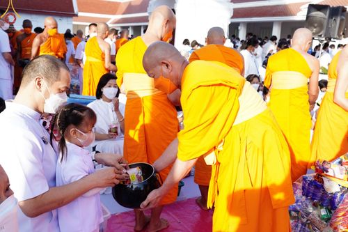ภาพ No.73624:พิธีตักบาตรพระธรรมยาตราฯ ในโครงการธรรมยาตรากตัญญูบูชา มหาปูชนียาจารย์ พระมงคลเทพมุนี(สด จนฺทสโร) พระผู้ปราบมาร ปีที่ 11 ณ อนุสรณ์สถานลำดับที่ 4 สถานที่เกิดด้วยกายธรรม วัดโบสถ์ (บน) บางคูเวียง อ.บางกรวย จ.นนทบุรี วันที่ 22 มกราคม พ.ศ. 2566