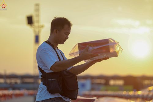 ภาพ No.322638:วันที่ 17 เมษายน พ.ศ.2569 การเรียงกล่องไทยธรรม เรียงน้ำดื่ม เรียงร่ม ณ ลานธรรมพระมหาธรรมกายเจดีย์ เพื่องานถวายมหาสังฆทาน 40,000 กว่าวัดทั่วประเทศ วันคุ้มครองโลก 22 เมษายน พ.ศ.2569 วัดพระธรรมกาย