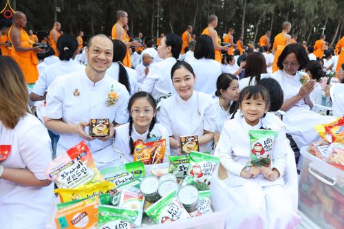 ภาพ No.289333:วันที่ 7 มกราคม พ.ศ. 2569 พิธีตักบาตรพระธรรมยาตรา ณ อนุสรณ์สถานลำดับที่ 1 สถานที่เกิดด้วยรูปกายเนื้อ อนุสรณ์สถานมหาวิหารพระมงคลเทพมุนี (โลตัสแลนด์) อ.สองพี่น้อง จ.สุพรรณบุรี ในโครงการธรรมยาตรา กตัญญูบูชา มหาปูชนียาจารย์ พระมงคลเทพมุนี(สด จนฺทสโร) พระผู้ป