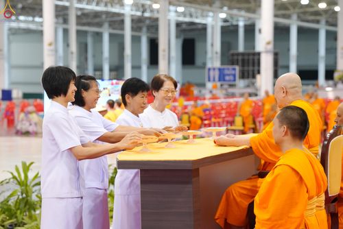 ภาพ No.339018:วันอาทิตย์ที่ 12 กรกฎาคม พ.ศ.2569 พิธีมุทิตาผู้สอบได้เปรียญธรรม ประโยค 1-2 ถึง ป.ธ.9 และ บ.ศ.1-2 ถึง บ.ศ.6 สำนักศาสนศึกษาวัดพระธรรมกาย ประจำปี 2569, พิธีมอบตราตั้งแต่งตั้งอาจารย์ใหญ่ สำนักศาสนศึกษาวัดพระธรรมกาย