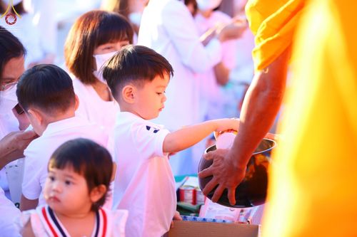 ภาพ No.68768:พิธีตักบาตรฉลองพระใหม่ วันที่ 1 มกราคม พ.ศ. 2566 ณ วัดพระธรรมกาย จ.ปทุมธานี