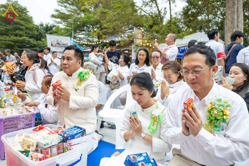 ภาพ No.285964:วันเสาร์ที่ 13 ธันวาคม พ.ศ.2568 พิธีตักบาตรพระภิกษุสามเณร 1,000 รูป ณ บริเวณหน้าอุทยานแห่งชาติเขาใหญ่ อำเภอปากช่อง จ.นครราชสีมา