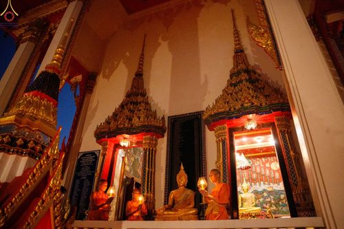 ภาพ No.73319:พิธีจุดประทีปถวายเป็นพุทธบูชา และบูชาธรรมมหาปูชนียาจารย์ ในโครงการธรรมยาตรากตัญญูบูชา มหาปูชนียาจารย์ พระมงคลเทพมุนี(สด จนฺทสโร) พระผู้ปราบมาร ปีที่ 11 ณ อนุสรณ์สถานลำดับที่ 4 สถานที่เกิดด้วยกายธรรม วัดโบสถ์ (บน) บางคูเวียง อ.บางกรวย จ.นนทบุรี วันที่ 21 