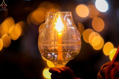 ภาพ No.71947:พิธีจุดประทีปถวายเป็นพุทธบูชา และบูชาธรรมมหาปูชนียาจารย์ ในโครงการธรรมยาตรากตัญญูบูชา มหาปูชนียาจารย์ พระมงคลเทพมุนี(สด จนฺทสโร) พระผู้ปราบมาร ปีที่ 11 ณ อนุสรณ์สถานลำดับที่ 3 สถานที่เกิดใหม่ในเพศสมณะ วัดสองพี่น้อง อ.สองพี่น้อง จ.สุพรรณบุรี วันที่ 17 มกร