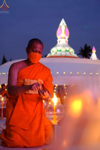 ภาพ No.70247:พิธีจุดประทีปถวายเป็นพุทธบูชา และบูชาธรรมมหาปูชนียาจารย์ ในโครงการธรรมยาตรากตัญญูบูชา มหาปูชนียาจารย์ พระมงคลเทพมุนี(สด จนฺทสโร) พระผู้ปราบมาร ปีที่ 11 ณ อนุสรณ์สถานลำดับที่ 2 สถานที่ตั้งมโนปณิธานบวชตลอดชีวิต อนุสรณ์สถานคลองบางนางแท่น อ.สามพราน จ.นครปฐม 