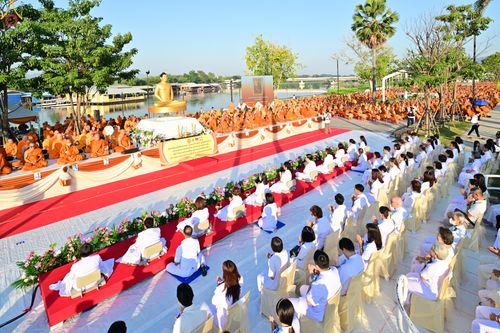 ภาพ No.284226:วันเสาร์ที่ 20 ธันวาคม พ.ศ.2568  พิธีตักบาตรพระ 10,000 รูป เนื่องในโอกาส 194 ปี จังหวัดกาญจนบุรี และอุทิศส่วนกุศลให้แด่บรรพชนทั้งหลาย บริเวณถนนสองแคว (Skywalk) เมืองกาญจนบุรี
