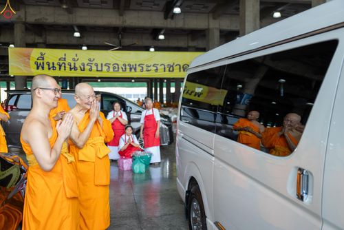 ภาพ No.323505:วันที่ 22 เมษายน พ.ศ.2569(วันคุ้มครองโลก) งานถวายมหาสังฆทาน 40,000 กว่าวัดทั่วประเทศ การเดินทางเข้าวัด , การต้อนรับปฏิสันถารพระสังฆาธิการ  ,  การจัดเตรียมภัตตาหาร , การลงทะเบียน