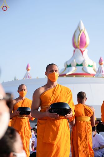 ภาพ No.70600:พิธีตักบาตรพระธรรมยาตราฯ ในโครงการธรรมยาตรากตัญญูบูชา มหาปูชนียาจารย์ พระมงคลเทพมุนี(สด จนฺทสโร) พระผู้ปราบมาร ปีที่ 11 ณ อนุสรณ์สถานลำดับที่ 2 สถานที่ตั้งมโนปณิธานบวชตลอดชีวิต อนุสรณ์สถานคลองบางนางแท่น อ.สามพราน จ.นครปฐม วันที่ 14 มกราคม พ.ศ. 2566