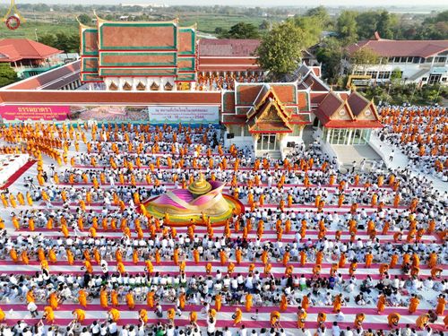 ภาพ No.72073:พิธีตักบาตรพระธรรมยาตราฯ ในโครงการธรรมยาตรากตัญญูบูชา มหาปูชนียาจารย์ พระมงคลเทพมุนี(สด จนฺทสโร) พระผู้ปราบมาร ปีที่ 11 ณ อนุสรณ์สถานลำดับที่ 3 สถานที่เกิดใหม่ในเพศสมณะ วัดสองพี่น้อง อ.สองพี่น้อง จ.สุพรรณบุรี วันที่ 18 มกราคม พ.ศ. 2566