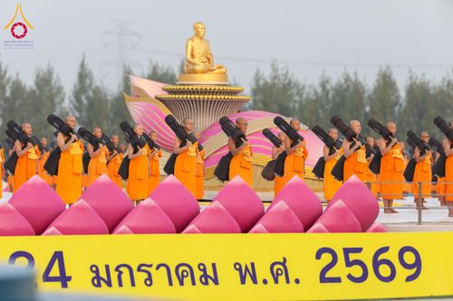 ภาพ No.299846:วันที่ 19 มกราคม พ.ศ.2569 พระธรรมยาตราปฏิบัติธรรมและถ่ายภาพหมู่ประวัติศาสตร์ ณ อนุสรณ์สถานลำดับที่ 5 สถานที่เผยแผ่วิชชาธรรมกายครั้งแรก  อนุสรณ์สถานบางปลาวัดบางปลา อ.บางเลน จ.นครปฐม ในโครงการธรรมยาตรา กตัญญูบูชา มหาปูชนียาจารย์ พระมงคลเทพมุนี(สด จนฺทสโร) 