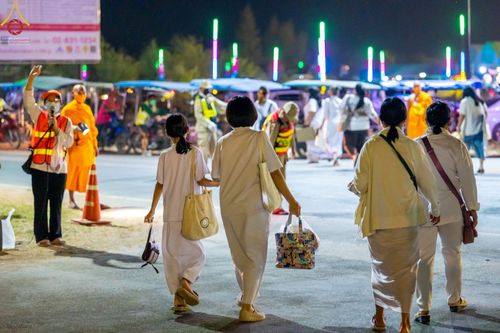 ภาพ No.69406:พิธีจุดประทีปถวายเป็นพุทธบูชา และบูชาธรรมมหาปูชนียาจารย์ ในโครงการธรรมยาตรากตัญญูบูชา มหาปูชนียาจารย์ พระมงคลเทพมุนี(สด จนฺทสโร) พระผู้ปราบมาร ปีที่ 11 ณ อนุสรณ์สถานมหาวิหารพระมงคลเทพมุนี อ.สองพี่น้อง จ.สุพรรณบุรี