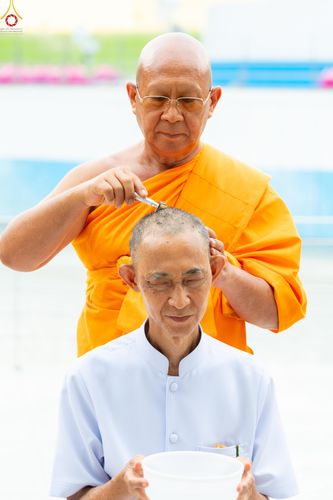 ภาพ No.330228:วันที่ 30 พฤษภาคม พ.ศ.2569 พิธีตัดปอยผมและปลงผม อุบาสกอุปสมบทอุทิศชีวิต 11 ท่าน ณ โบสถ์พระไตรปิฎก วัดพระธรรมกาย จังหวัดปทุมธานี