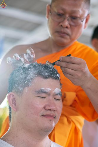 ภาพ No.338347:วันอาทิตย์ที่ 5 กรกฎาคม พศ.2569 พิธีตัดปอยผมธรรมทายาทนานาชาติ IDOP รุ่นที่ 21 จากประเทศจีน มาเลเซีย สิงคโปร์ และไต้หวัน ณ โถงช้าง วัดพระธรรมกาย