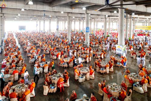 ภาพ No.323781:วันที่ 22 เมษายน พ.ศ.2569(วันคุ้มครองโลก) งานถวายมหาสังฆทาน 40,000 กว่าวัดทั่วประเทศ คณะสงฆ์ฉันภัตตาหารเพล