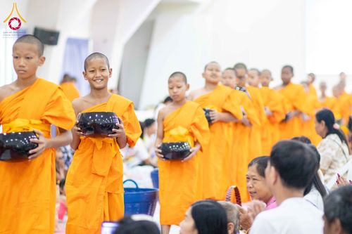 ภาพ No.321869:วันที่ 12 เมษายน พ.ศ.2569 ตักบาตรสงกรานต์ฉลองสามเณรใหม่  ณ ศูนย์ปฏิบัติธรรมระยอง(บ้านช่องลม)