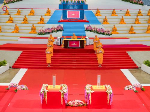 ภาพ No.83707:พิธีวางแผ่นจารึกชื่อและพิธีวางพวงมาลัยสักการะพระประธาน วันอาทิตย์ที่ 16 กรกฎาคม พ.ศ. 2566 ณ รัตนบัลลังก์ สภาธรรมกายสากล วัดพระธรรมกาย