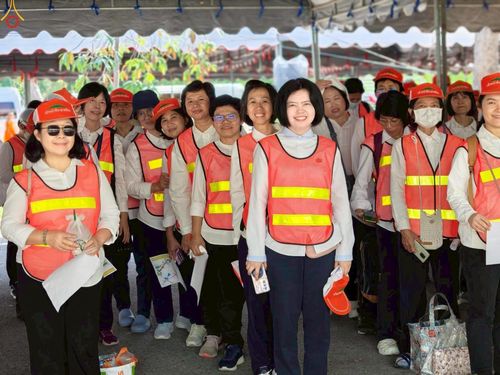 ภาพ No.300588:ภาพเบื้องหลังอาสาสมัครรวมใจ ชุดที่ 3 ในโครงการธรรมยาตรา กตัญญูบูชา มหาปูชนียาจารย์ พระมงคลเทพมุนี(สด จนฺทสโร) พระผู้ปราบมาร อนุสรณ์สถาน 7 แห่ง ปีที่ 14