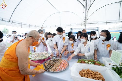 ภาพ No.70121:พิธีถวายภัตตาหารเป็นสังฆทาน แด่คณะพระธรรมยาตราฯ ในโครงการธรรมยาตราฯ ปีที่ 11 ณ อนุสรณ์สถานคลองบางนางแท่น อ.สามพราน จ.นครปฐม วันที่ 11 มกราคม พ.ศ. 2566