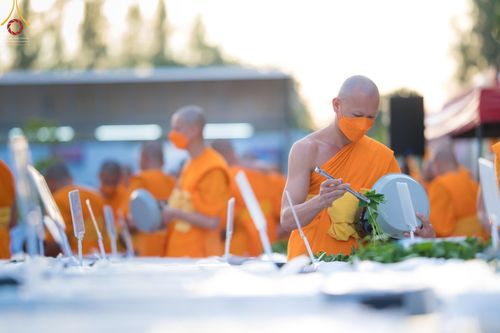 ภาพ No.69865:พิธีถวายภัตตาหารเป็นสังฆทาน แด่คณะพระธรรมยาตราฯ ในโครงการธรรมยาตราฯ ปีที่ 11 ณ อนุสรณ์สถานมหาวิหารพระมงคลเทพมุนี อ.สองพี่น้อง จ.สุพรรณบุรี วันที่ 7 มกราคม พ.ศ. 2566