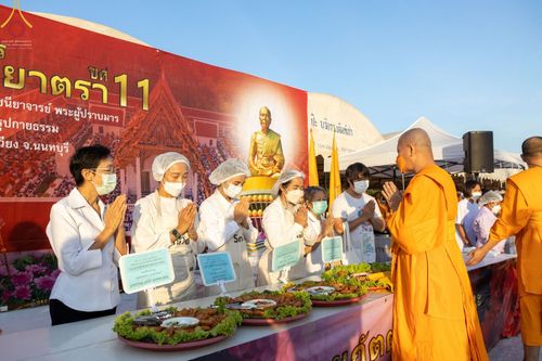 ภาพ No.72937:พิธีถวายภัตตาหารเป็นสังฆทาน แด่คณะพระธรรมยาตราฯ ในโครงการธรรมยาตรากตัญญูบูชา มหาปูชนียาจารย์ พระมงคลเทพมุนี(สด จนฺทสโร) พระผู้ปราบมาร อนุสรณ์สถาน 7 แห่ง ปีที่ 11 วันที่ 20 มกราคม พ.ศ. 2566