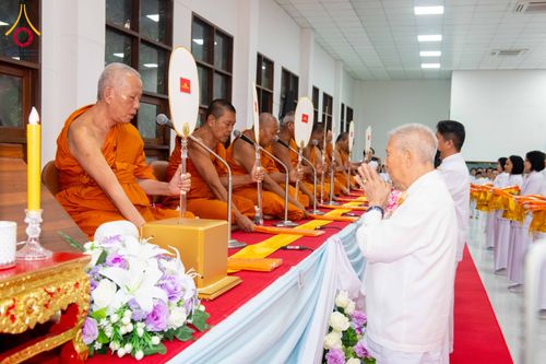 ภาพ No.316235:วันเสาร์ที่ 28 มีนาคม พ.ศ. 2569 พิธีบำเพ็ญกุศล คุณพ่อณรงค์ จินตมากุล  สิริอายุ 99 ปี 11 เดือน โยมบิดา พระครูปลัดรัตนวีรวัฒน์ (รังสฤษดิ์ อิทฺธิจินตโก) ที่ปรึกษาเจ้าคณะจังหวัดปทุมธานี เจ้าอาวาสวัดพระธรรมกาย  ณ ห้องปลูกศรัทธา 2 วัดพระธรรมกาย ปทุมธานี