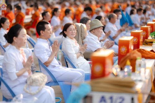 ภาพ No.324665:วันที่ 22 เมษายน พ.ศ.2569 (วันคุ้มครองโลก) บรรยากาศสาธุชน ในงานถวายมหาสังฆทาน 40,000 กว่าวัดทั่วประเทศ ณ ลานธรรม วัดพระธรรมกาย