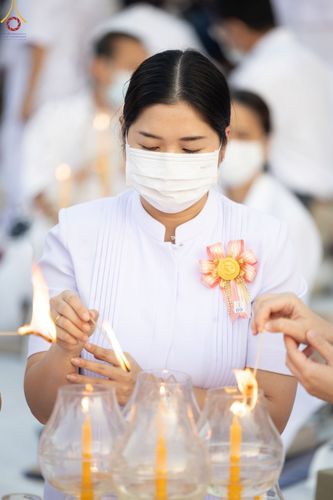 ภาพ No.73274:พิธีจุดประทีปถวายเป็นพุทธบูชา และบูชาธรรมมหาปูชนียาจารย์ ในโครงการธรรมยาตรากตัญญูบูชา มหาปูชนียาจารย์ พระมงคลเทพมุนี(สด จนฺทสโร) พระผู้ปราบมาร ปีที่ 11 ณ อนุสรณ์สถานลำดับที่ 4 สถานที่เกิดด้วยกายธรรม วัดโบสถ์ (บน) บางคูเวียง อ.บางกรวย จ.นนทบุรี วันที่ 21 