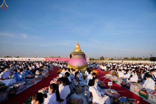 ภาพ No.74760:พิธีตักบาตรพระธรรมยาตราฯ ในโครงการธรรมยาตรากตัญญูบูชา มหาปูชนียาจารย์ พระมงคลเทพมุนี(สด จนฺทสโร) พระผู้ปราบมาร ปีที่ 11 ณ อนุสรณ์สถานลำดับที่ 5 สถานที่เผยแผ่วิชชาธรรมกายครั้งแรก อนุสรณ์สถานบางปลา วัดบางปลา อ.บางเลน จ.นครปฐม วันที่ 29 มกราคม พ.ศ. 2566
