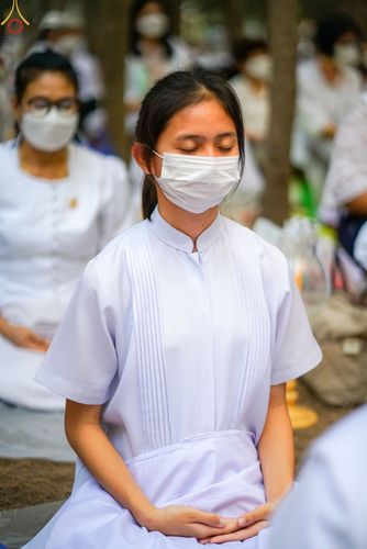ภาพ No.69477:พิธีจุดประทีปถวายเป็นพุทธบูชา และบูชาธรรมมหาปูชนียาจารย์ ในโครงการธรรมยาตรากตัญญูบูชา มหาปูชนียาจารย์ พระมงคลเทพมุนี(สด จนฺทสโร) พระผู้ปราบมาร ปีที่ 11 ณ อนุสรณ์สถานมหาวิหารพระมงคลเทพมุนี อ.สองพี่น้อง จ.สุพรรณบุรี