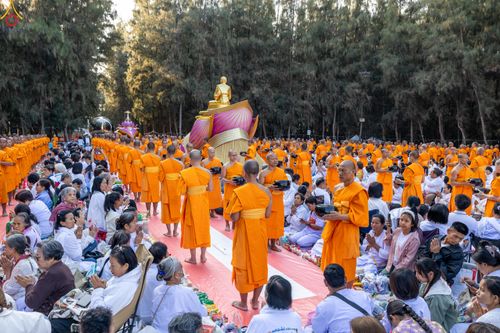 ภาพ No.289376:วันที่ 7 มกราคม พ.ศ. 2569 พิธีตักบาตรพระธรรมยาตรา ณ อนุสรณ์สถานลำดับที่ 1 สถานที่เกิดด้วยรูปกายเนื้อ อนุสรณ์สถานมหาวิหารพระมงคลเทพมุนี (โลตัสแลนด์) อ.สองพี่น้อง จ.สุพรรณบุรี ในโครงการธรรมยาตรา กตัญญูบูชา มหาปูชนียาจารย์ พระมงคลเทพมุนี(สด จนฺทสโร) พระผู้ป