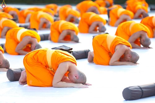 ภาพ No.281616:วันที่ 24 ธันวาคม พ.ศ.2568 พระธรรมยาตรา ปฏิบัติธรรม และถ่ายภาพหมู่ประวัติศาสตร์ ณ ลานหน้ามหาวิหารพระมงคลเทพมุนีฯ วัดพระธรรมกาย