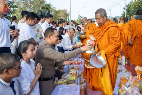 ภาพ No.281539:วันอาทิตย์ที่ 28 ธันวาคม พ.ศ.2568 ตักบาตรพระ 1000 รูป ปีที่ 1 ทำบุญเมืองสตูลส่งท้ายปี ณ หน้าโรงเรียนสตูลวิทยา จ.สตูล