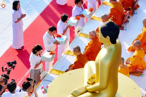 ภาพ No.284181:วันเสาร์ที่ 20 ธันวาคม พ.ศ.2568  พิธีตักบาตรพระ 10,000 รูป เนื่องในโอกาส 194 ปี จังหวัดกาญจนบุรี และอุทิศส่วนกุศลให้แด่บรรพชนทั้งหลาย บริเวณถนนสองแคว (Skywalk) เมืองกาญจนบุรี