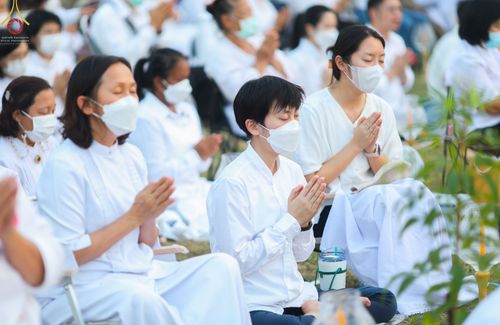 ภาพ No.71902:พิธีจุดประทีปถวายเป็นพุทธบูชา และบูชาธรรมมหาปูชนียาจารย์ ในโครงการธรรมยาตรากตัญญูบูชา มหาปูชนียาจารย์ พระมงคลเทพมุนี(สด จนฺทสโร) พระผู้ปราบมาร ปีที่ 11 ณ อนุสรณ์สถานลำดับที่ 3 สถานที่เกิดใหม่ในเพศสมณะ วัดสองพี่น้อง อ.สองพี่น้อง จ.สุพรรณบุรี วันที่ 17 มกร