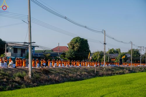 ภาพ No.105684:พิธีต้อนรับพระธรรมยาตรา ในโครงการธรรมยาตรากตัญญูบูชา มหาปูชนียาจารย์ พระมงคลเทพมุนี(สด จนฺทสโร) พระผู้ปราบมาร อนุสรณ์สถาน 7 แห่ง ปีที่ 12 วันที่ 3 มกราคม พ.ศ. 2567 ณ อนุสรณ์สถานโลตัสแลนด์ จ.สุพรรณบุรี