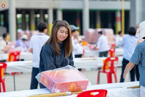 ภาพ No.322595:วันที่ 17 เมษายน พ.ศ.2569 การเรียงกล่องไทยธรรม เรียงน้ำดื่ม เรียงร่ม ณ ลานธรรมพระมหาธรรมกายเจดีย์ เพื่องานถวายมหาสังฆทาน 40,000 กว่าวัดทั่วประเทศ วันคุ้มครองโลก 22 เมษายน พ.ศ.2569 วัดพระธรรมกาย