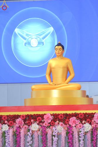 ภาพ No.83664:พิธีวางแผ่นจารึกชื่อและพิธีวางพวงมาลัยสักการะพระประธาน วันอาทิตย์ที่ 16 กรกฎาคม พ.ศ. 2566 ณ รัตนบัลลังก์ สภาธรรมกายสากล วัดพระธรรมกาย