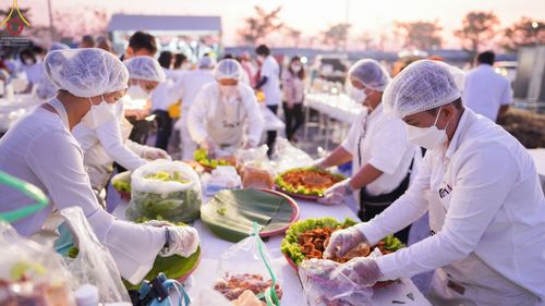 ภาพ No.73893:พิธีถวายภัตตาหารเป็นสังฆทาน แด่คณะพระธรรมยาตราฯ ในโครงการธรรมยาตรากตัญญูบูชา มหาปูชนียาจารย์ พระมงคลเทพมุนี(สด จนฺทสโร) พระผู้ปราบมาร อนุสรณ์สถาน 7 แห่ง ปีที่ 11 วันที่ 23 มกราคม พ.ศ. 2566