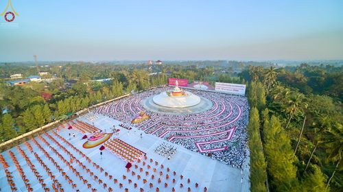 ภาพ No.70556:พิธีตักบาตรพระธรรมยาตราฯ ในโครงการธรรมยาตรากตัญญูบูชา มหาปูชนียาจารย์ พระมงคลเทพมุนี(สด จนฺทสโร) พระผู้ปราบมาร ปีที่ 11 ณ อนุสรณ์สถานลำดับที่ 2 สถานที่ตั้งมโนปณิธานบวชตลอดชีวิต อนุสรณ์สถานคลองบางนางแท่น อ.สามพราน จ.นครปฐม วันที่ 14 มกราคม พ.ศ. 2566