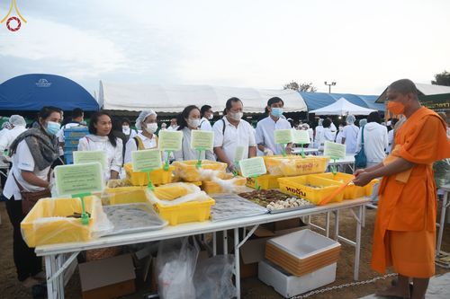 ภาพ No.70076:พิธีถวายภัตตาหารเป็นสังฆทาน แด่คณะพระธรรมยาตราฯ ในโครงการธรรมยาตราฯ ปีที่ 11 ณ อนุสรณ์สถานคลองบางนางแท่น อ.สามพราน จ.นครปฐม วันที่ 11 มกราคม พ.ศ. 2566