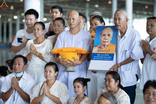 ภาพ No.63929:พิธีขอขมาและมอบผ้าไตรแด่นาคธรรมทายาท โครงการอุปสมบทบูชาธรรมมหาปูชนียาจารย์ วันอาทิตย์ที่ 20 พฤศจิกายน พ.ศ. 2565