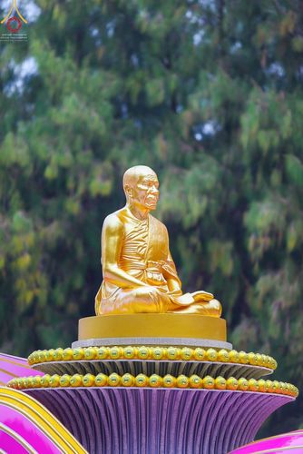 ภาพ No.69618:พิธีตักบาตรพระธรรมยาตราฯ ในโครงการธรรมยาตรากตัญญูบูชา มหาปูชนียาจารย์ พระมงคลเทพมุนี(สด จนฺทสโร) พระผู้ปราบมาร ปีที่ 11 ณ อนุสรณ์สถานลำดับที่ 1 สถานที่เกิดด้วยรูปกายเนื้อ อนุสรณ์สถานมหาวิหารพระมงคลเทพมุนี อ.สองพี่น้อง จ.สุพรรณบุรี